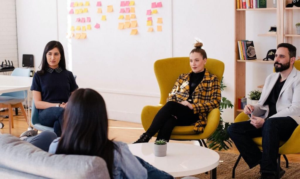 grupo de pessoas conversando em brainstorming