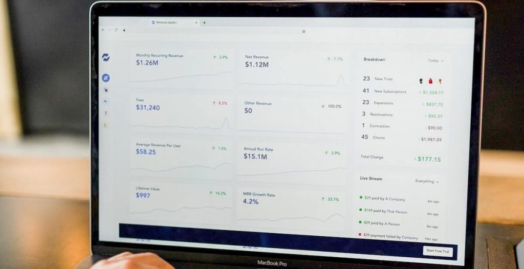 homem olhando indicadores de performance em notebook