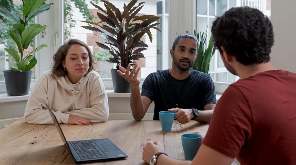 pessoas conversando ao redor de computador