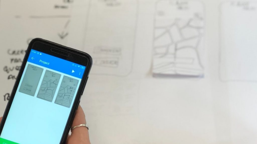 pessoa testando protótipo de projeto em celular
